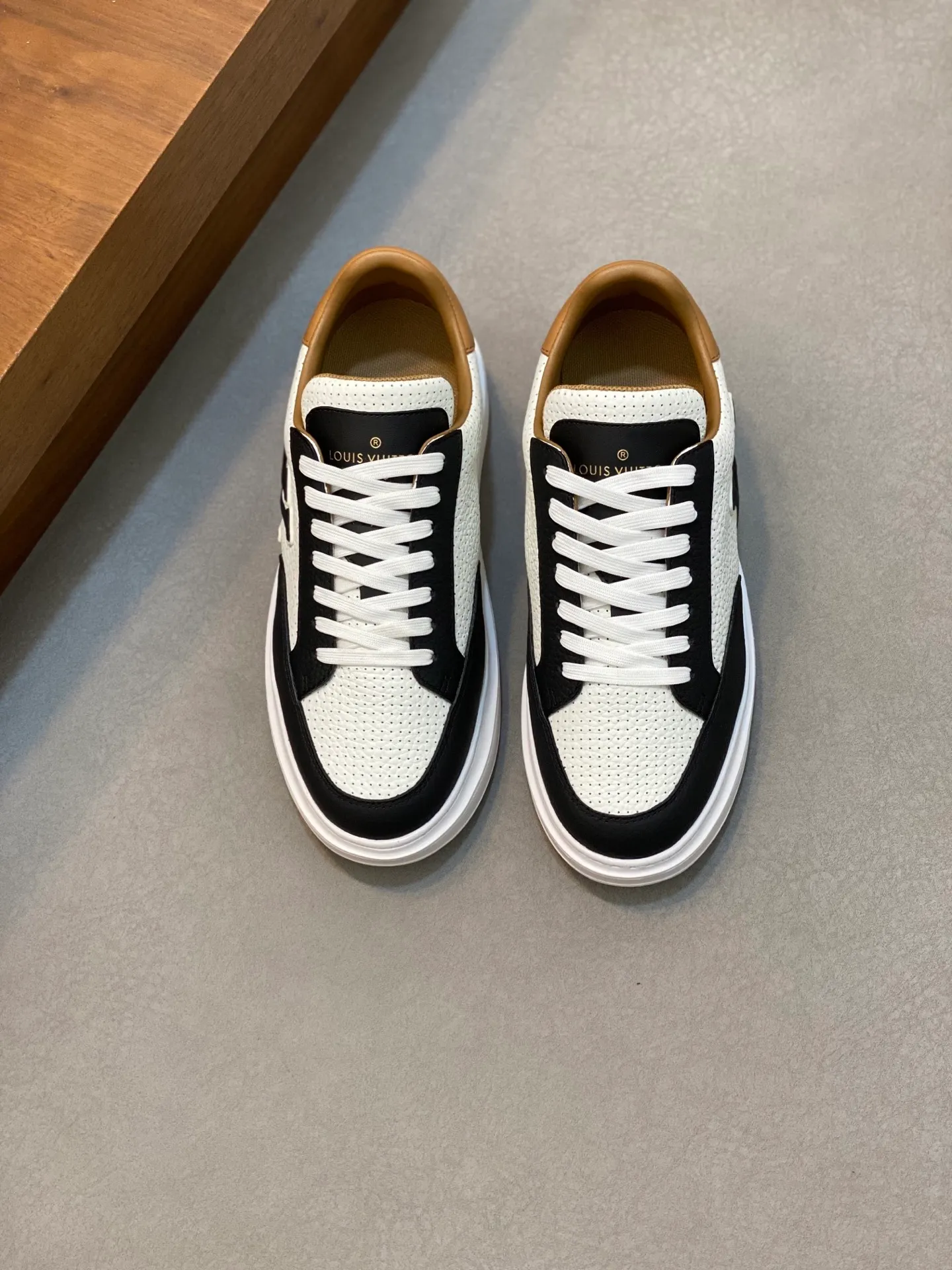 Factory Price: 400💰LV🔍Top Purchasing Agency🇮🇹 Lu Street Boy’s popular sports shoes counter synchronized, uppers imported from Italy cowhide fabric, high-quality complex splicing crafts, imported water-dyed cowhide lining cowhide feet Sole: Original sole provided by the original factory, T men's men's shoes 💰U exclusive movable molded sole, super comfortable, original factory follow-up goods, 🔍🔍high quality, can be entered and exited the counter at will, welcome to compare, code number 39-44 (order 38 45)